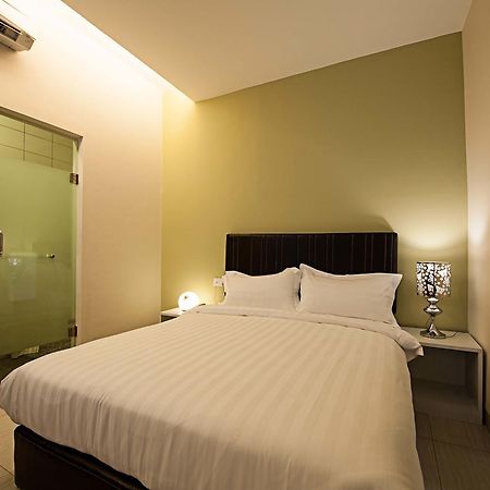 Seven Hotel Putatan Esterno foto