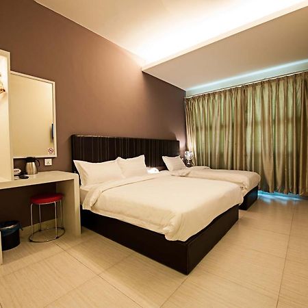 Seven Hotel Putatan Esterno foto