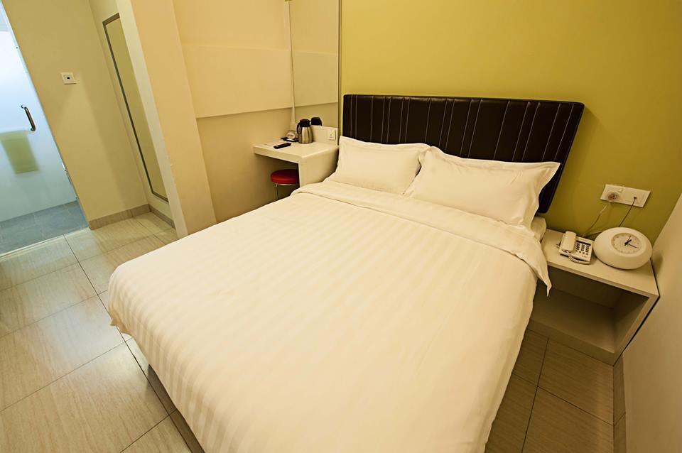 Seven Hotel Putatan Esterno foto