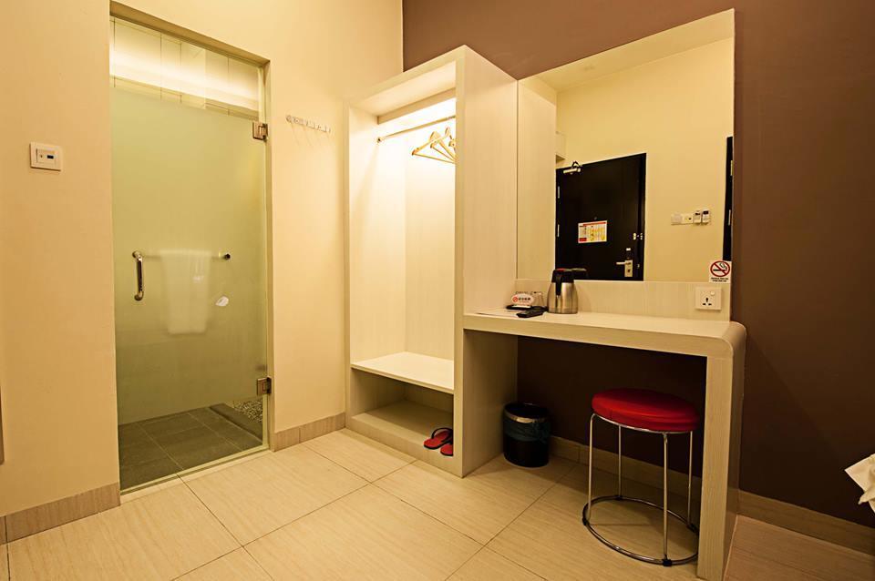 Seven Hotel Putatan Esterno foto
