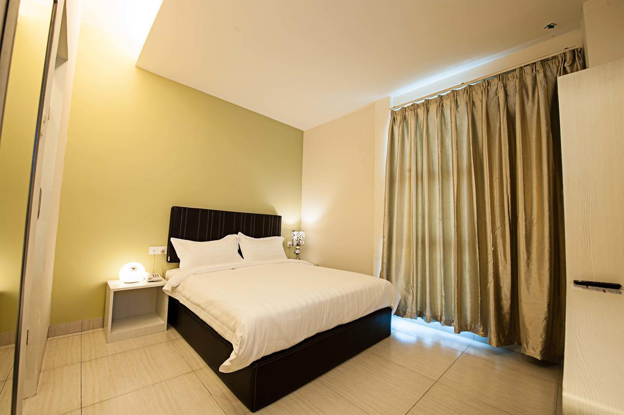 Seven Hotel Putatan Esterno foto