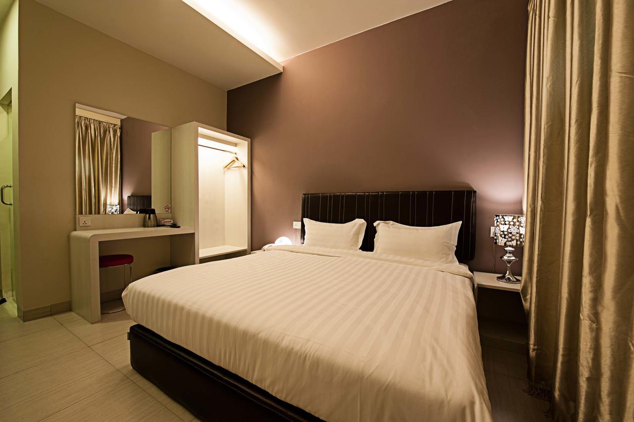 Seven Hotel Putatan Esterno foto