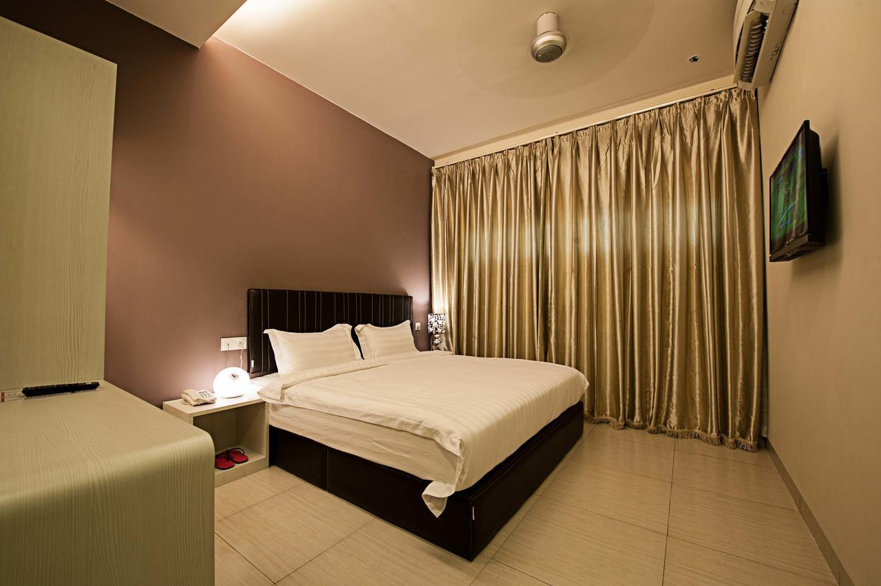 Seven Hotel Putatan Esterno foto
