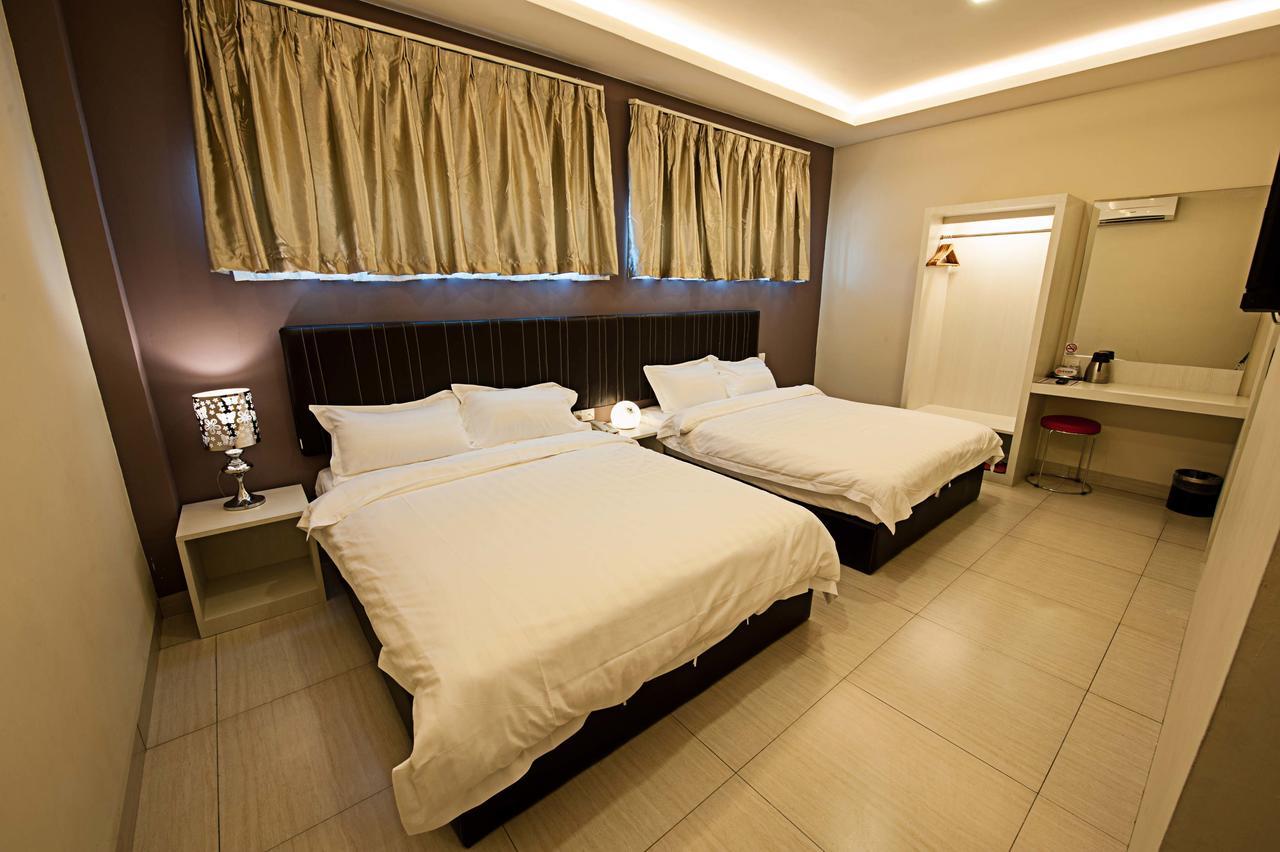 Seven Hotel Putatan Esterno foto