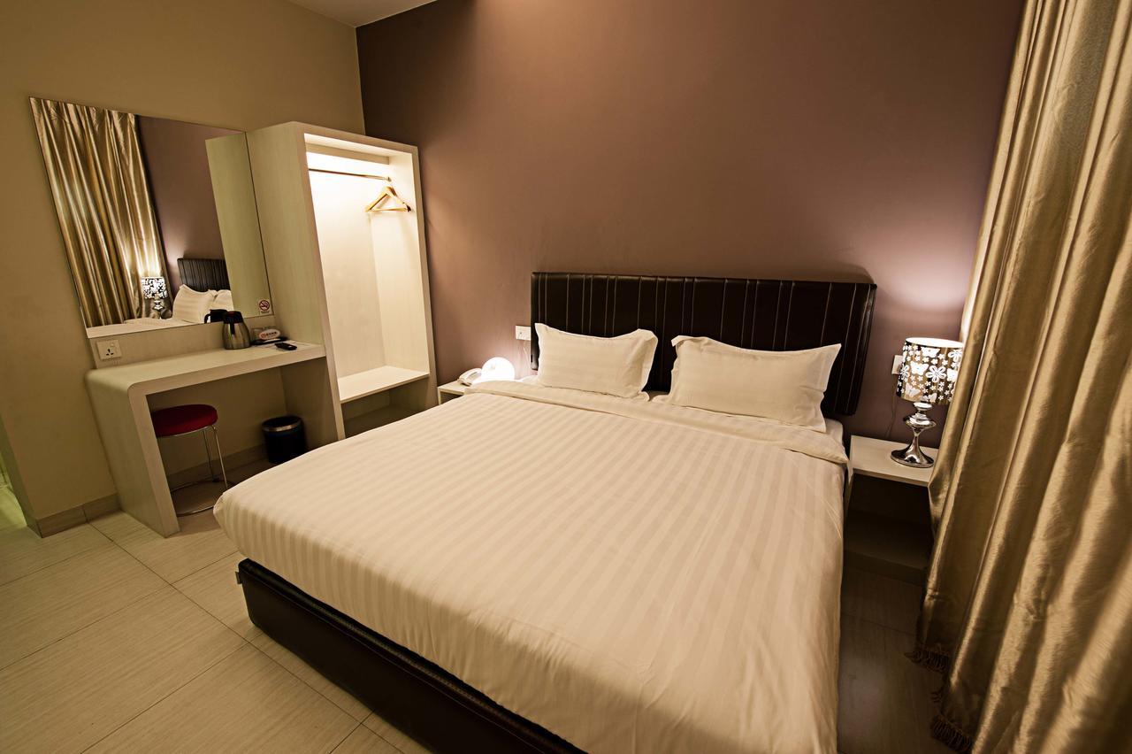 Seven Hotel Putatan Esterno foto