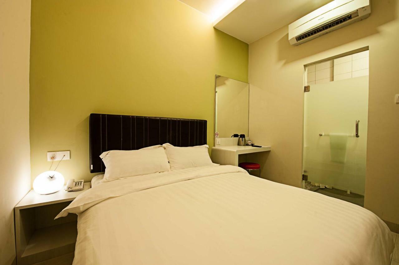 Seven Hotel Putatan Esterno foto